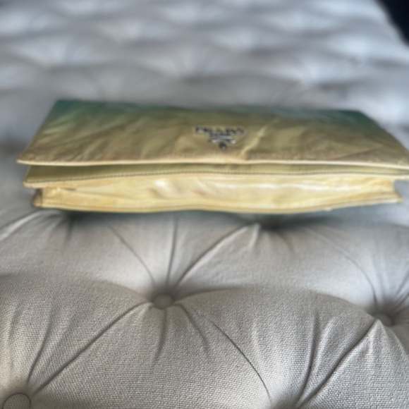 Auth Prada Ombre Turquoise/Yellow Patent Leather Clutch w/mirror Satin Purse bag - Picture 4 of 15